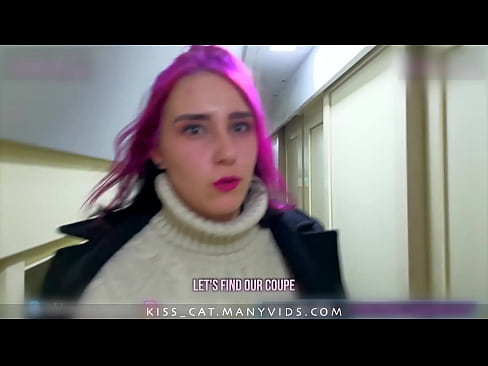 Мой сосед мастурбирует в поезде! Русский студент трахается на публике с незнакомцем