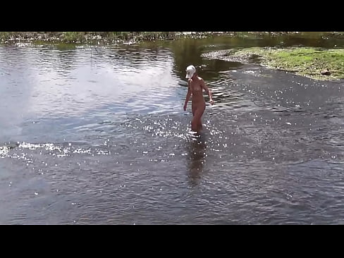 Русская зрелая женщина - обнаженное купание