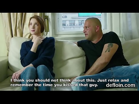 Чувственная тини зияет в мягкой киске и лишается девственности